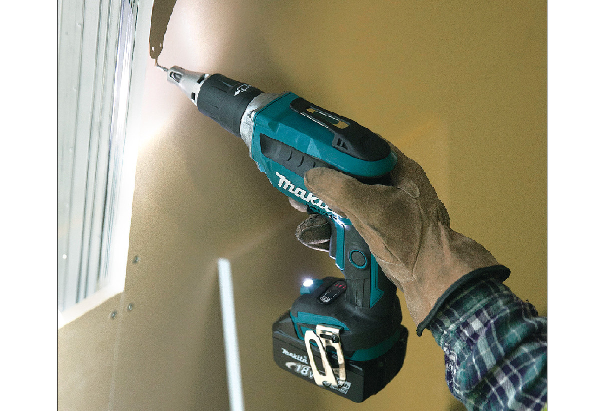 Απεικονίζεται η χρήση του εργαλείου για βίδωμα σε τοίχο.